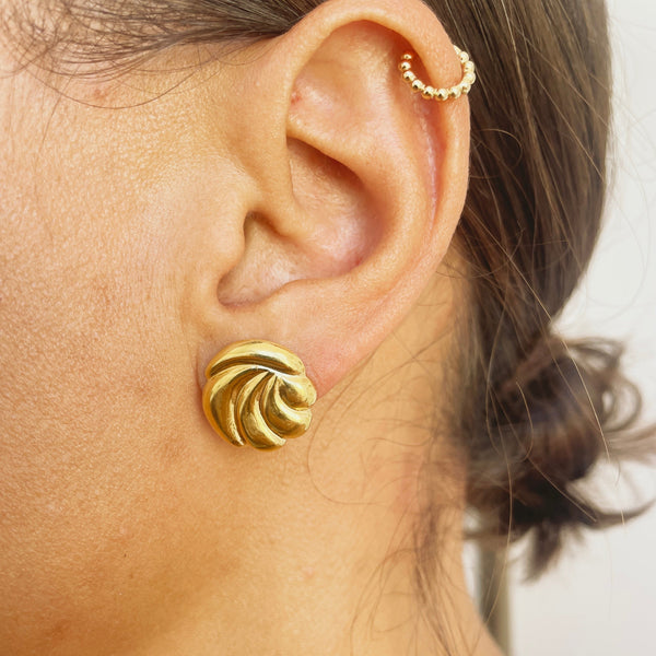 Round Shell Stud Earrings