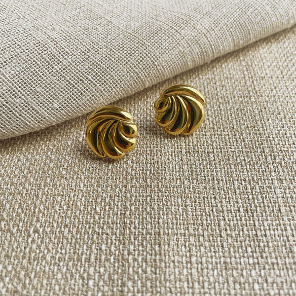 Round Shell Stud Earrings